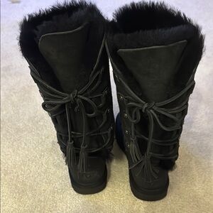 Black Winter Boots with Fur Lining and Lace-Up Design